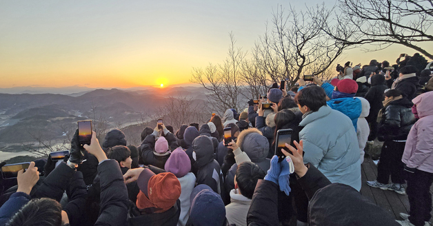 "임실 국사봉서 새해 첫날 일출 보며 소원 빌어요"