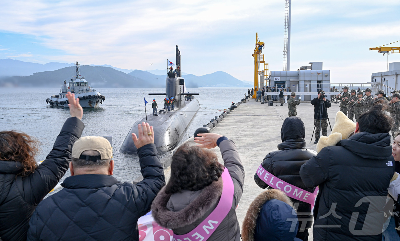 (서울=뉴스1) = 30일 해군 안무함(KSS-Ⅲ, 3,000톤급)이 국내 방산기술로 설계·건조한 도산안창호급 잠수함으로는 최초로 2025 사일런트 샤크 훈련을 마치고 장병 및 군 …