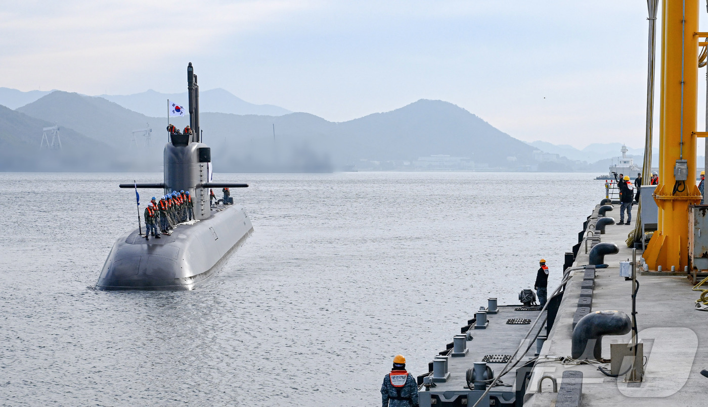 (서울=뉴스1) = 30일 해군 안무함(KSS-Ⅲ, 3,000톤급)이 국내 방산기술로 설계·건조한 도산안창호급 잠수함으로는 최초로 2025 사일런트 샤크 훈련을 마치고 진해군항으로 …