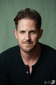 본문 이미지 - 댄 존스. 뉴욕타임스 베스트셀러 작가. ‘쓸 거리가 풍부한 역사가’로 불리며, 팟캐스트 ‘This Is History’를 진행 중이다