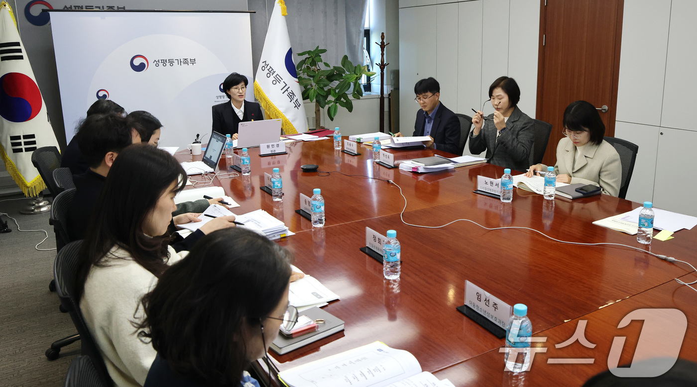 (서울=뉴스1) 임세영 기자 = 원민경 성평등가족부 장관이 30일 서울 종로구 정부서울청사에서 열린 제15차 여성폭력방지위원회 회의에서 모두발언을 하고 있다. 2025.12.30/ …