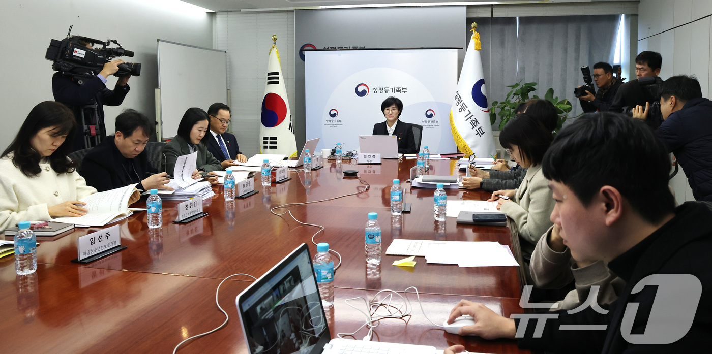 (서울=뉴스1) 임세영 기자 = 원민경 성평등가족부 장관이 30일 서울 종로구 정부서울청사에서 열린 제15차 여성폭력방지위원회 회의에서 모두발언을 하고 있다. 2025.12.30/ …