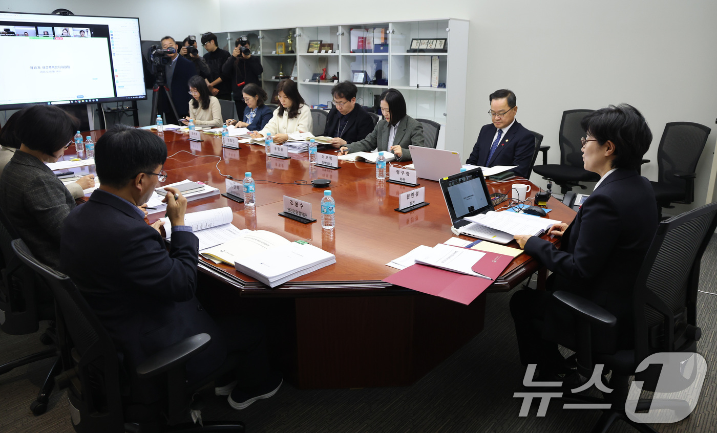 (서울=뉴스1) 임세영 기자 = 원민경 성평등가족부 장관이 30일 서울 종로구 정부서울청사에서 열린 제15차 여성폭력방지위원회 회의에서 모두발언을 하고 있다. 2025.12.30/ …