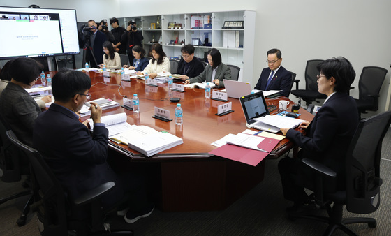 여성폭력방지위원회의 참석한 원민경 장관