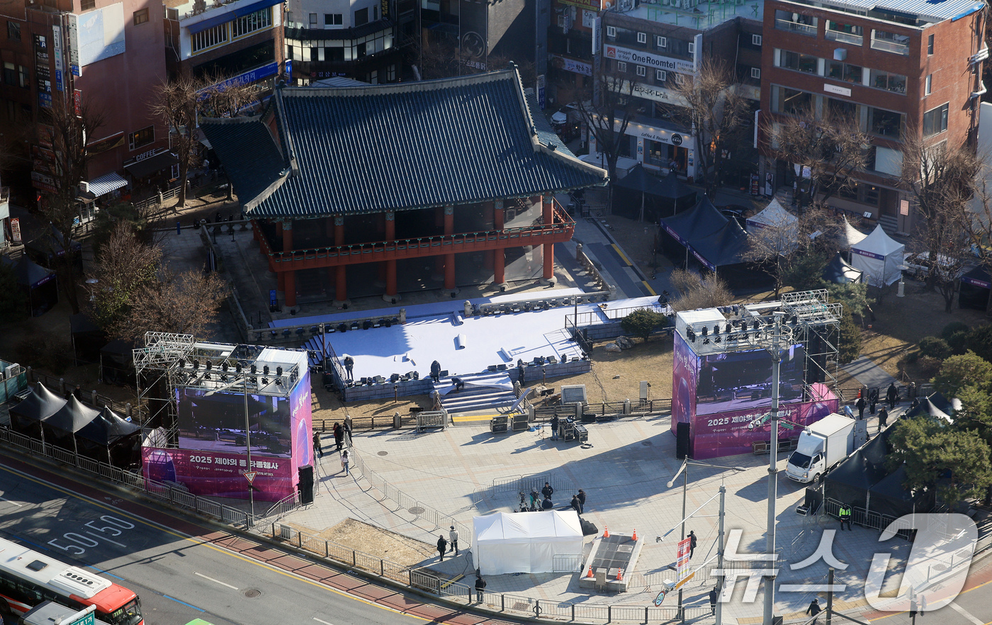 (서울=뉴스1) 이호윤 기자 = 30일 서울 종로구 보신각 일대에서 '제야의 종 타종 행사'를 앞두고 행사준비가 진행되고 있다.서울경찰청은 이날 12월 31일부터 1월 1일까지 서 …