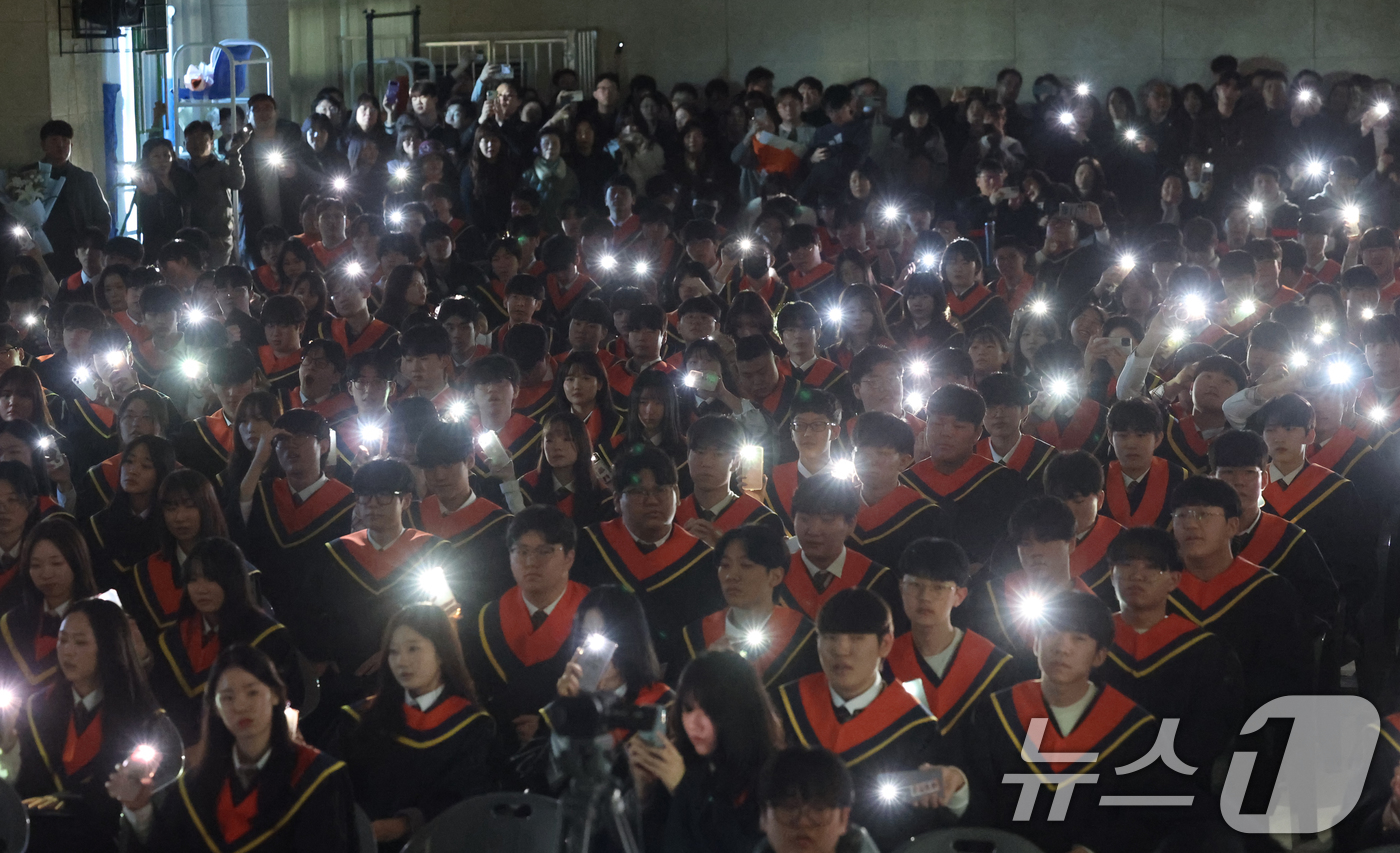 (화성=뉴스1) 김영운 기자 = 30일 경기 화성시 동탄고등학교에서 열린 졸업식에서 3학년 졸업생들이 졸업가를 제창하고 있다. 2025.12.30/뉴스1