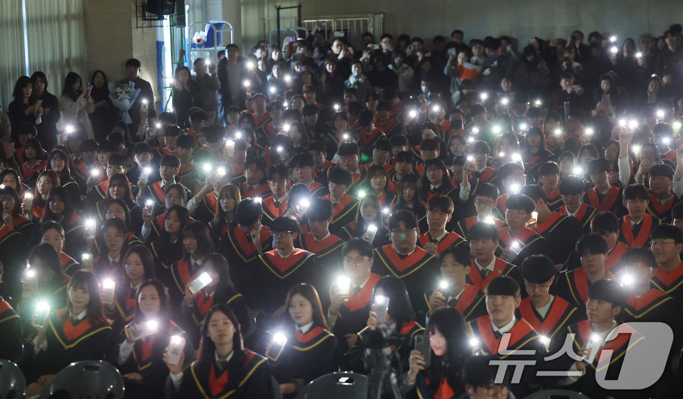 (화성=뉴스1) 김영운 기자 = 30일 경기 화성시 동탄고등학교에서 열린 졸업식에서 3학년 졸업생들이 졸업가를 제창하고 있다. 2025.12.30/뉴스1