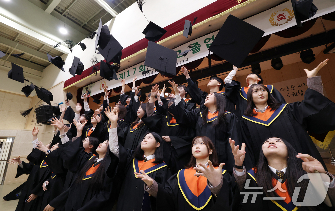 (화성=뉴스1) 김영운 기자 = 30일 경기 화성시 동탄고등학교에서 열린 졸업식에서 3학년 졸업생들이 학사모를 던지고 있다. 2025.12.30/뉴스1
