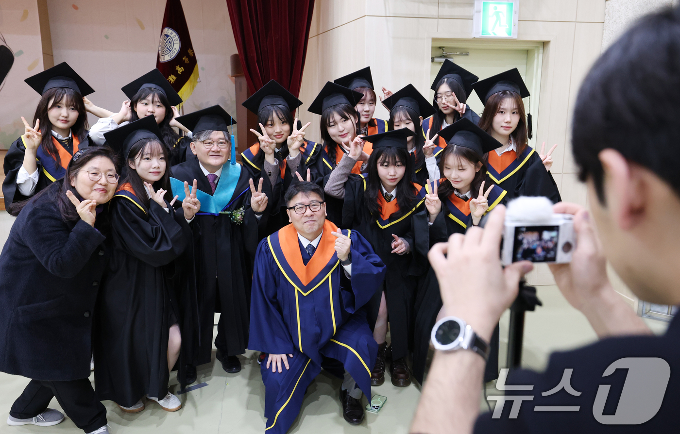 (화성=뉴스1) 김영운 기자 = 30일 경기 화성시 동탄고등학교에서 열린 졸업식에서 3학년 졸업생들이 교장선생님과 기념촬영을 하고 있다. 2025.12.30/뉴스1