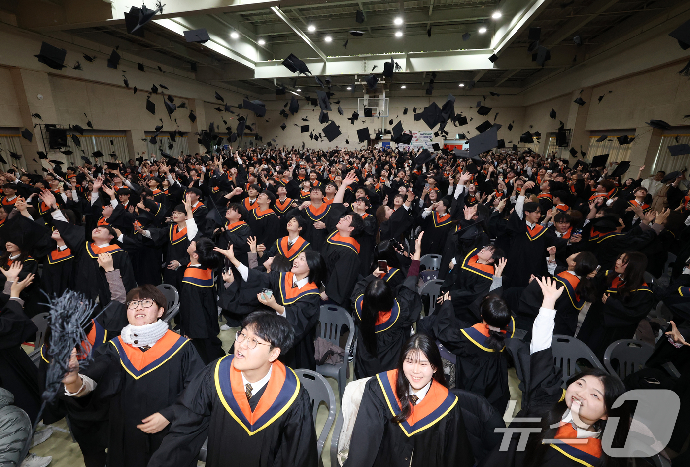 (화성=뉴스1) 김영운 기자 = 30일 경기 화성시 동탄고등학교에서 열린 졸업식에서 3학년 졸업생들이 학사모를 던지고 있다. 2025.12.30/뉴스1