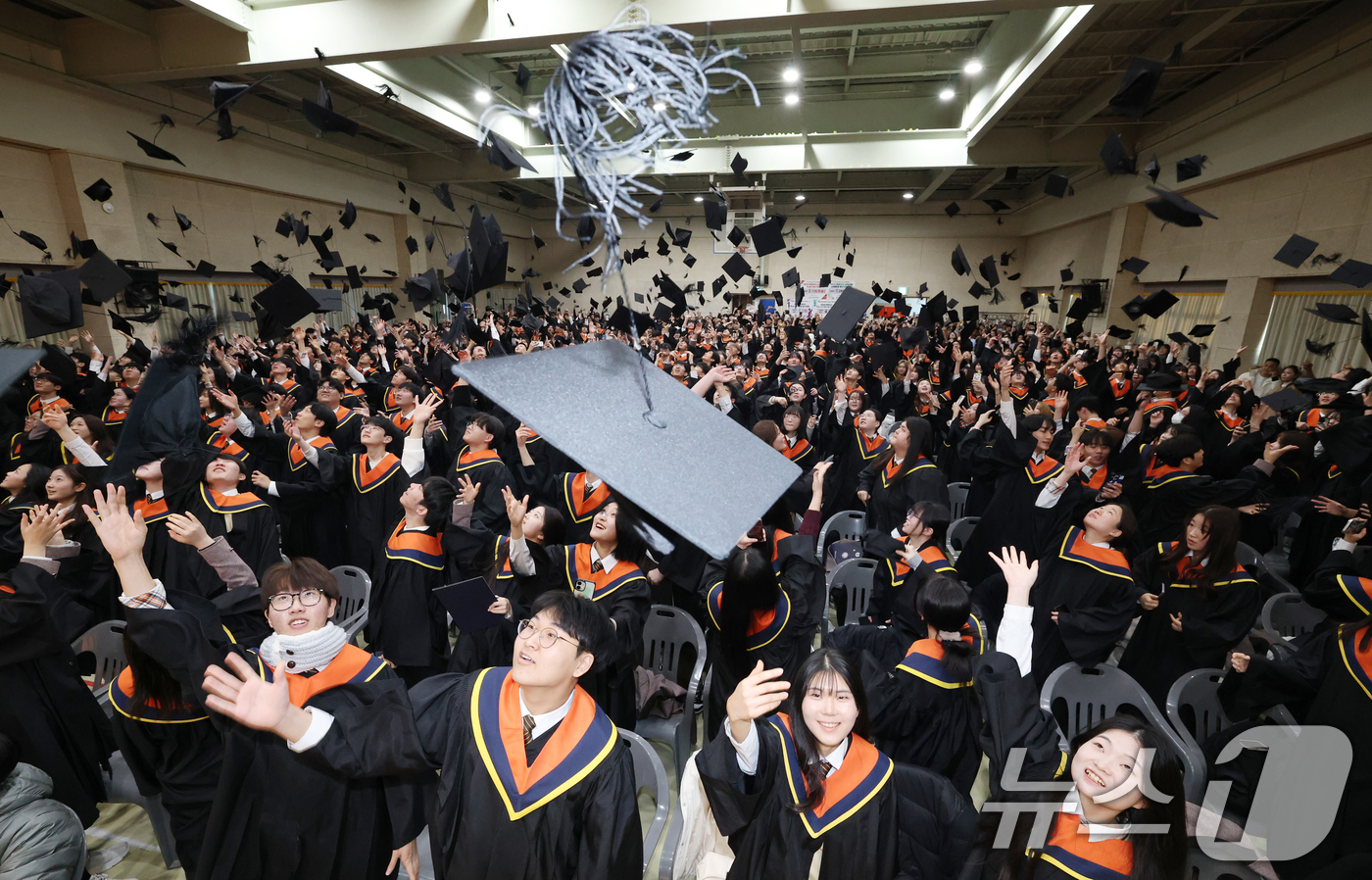 (화성=뉴스1) 김영운 기자 = 30일 경기 화성시 동탄고등학교에서 열린 졸업식에서 3학년 졸업생들이 학사모를 던지고 있다. 2025.12.30/뉴스1