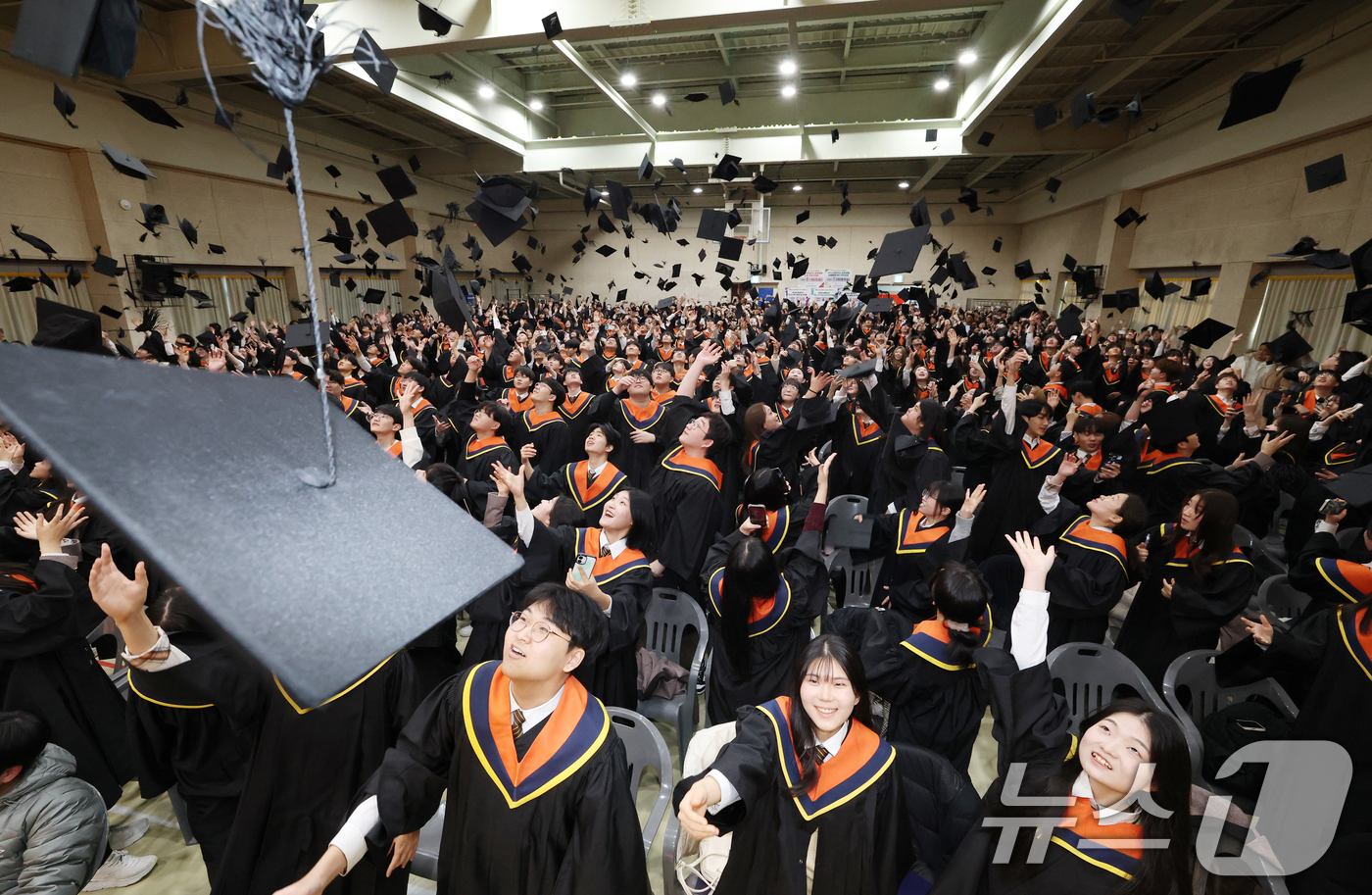 (화성=뉴스1) 김영운 기자 = 30일 경기 화성시 동탄고등학교에서 열린 졸업식에서 3학년 졸업생들이 학사모를 던지고 있다. 2025.12.30/뉴스1