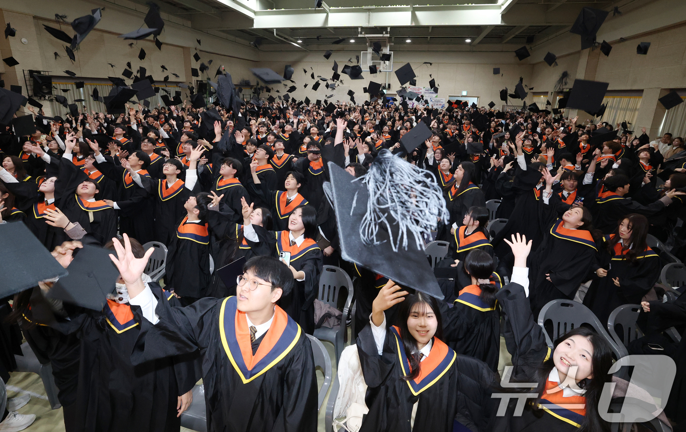 (화성=뉴스1) 김영운 기자 = 30일 경기 화성시 동탄고등학교에서 열린 졸업식에서 3학년 졸업생들이 학사모를 던지고 있다. 2025.12.30/뉴스1