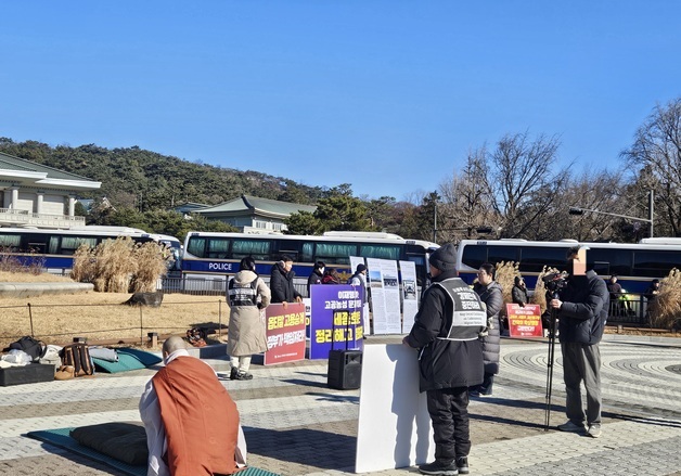 청와대 앞 돌아온 집회…"벌써 스트레스" "정치1번지 시위 당연" 분분