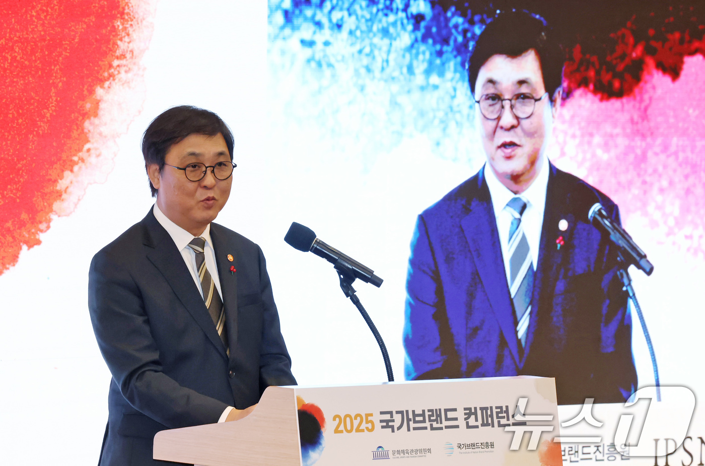 (서울=뉴스1) 장수영 기자 = 최휘영 문화체육관광부 장관이 30일 오후 서울 여의도 국회도서관 대강당에서 열린 '2025 제10회 국가브랜드 컨퍼런스'에서 축사를 하고 있다. 2 …