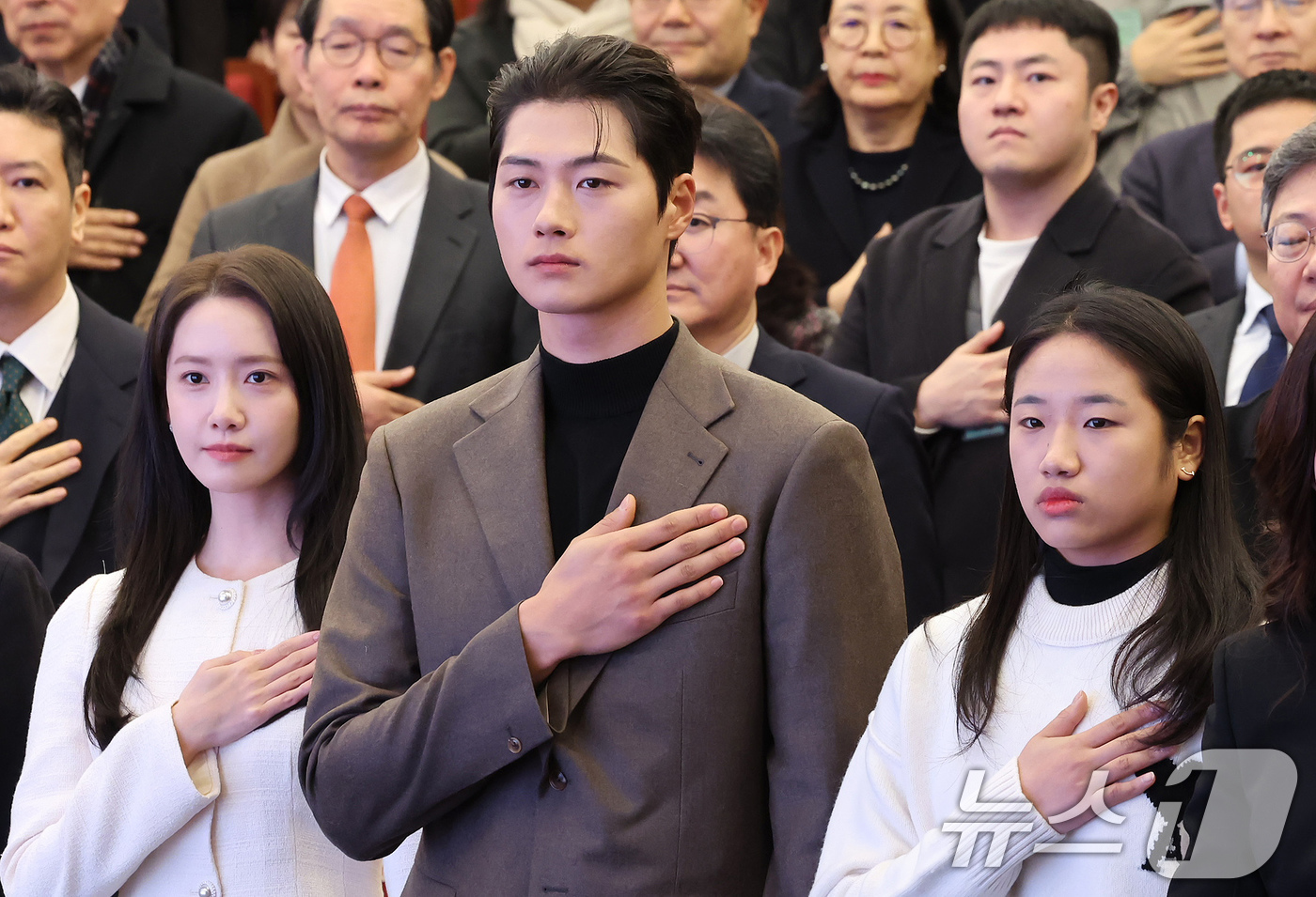 (서울=뉴스1) 장수영 기자 = 30일 오후 서울 여의도 국회도서관 대강당에서 열린 '2025 제10회 국가브랜드 컨퍼런스'에서 임윤아(왼쪽부터), 오상욱, 안세영이 국민의례 하고 …