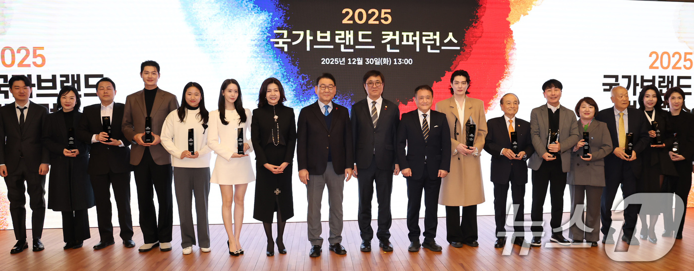 (서울=뉴스1) 장수영 기자 = 30일 오후 서울 여의도 국회도서관 대강당에서 열린 '2025 제10회 국가브랜드 컨퍼런스'에서 김교흥 국회 문화체육관광위원회 위원장(왼쪽 여덟번째 …