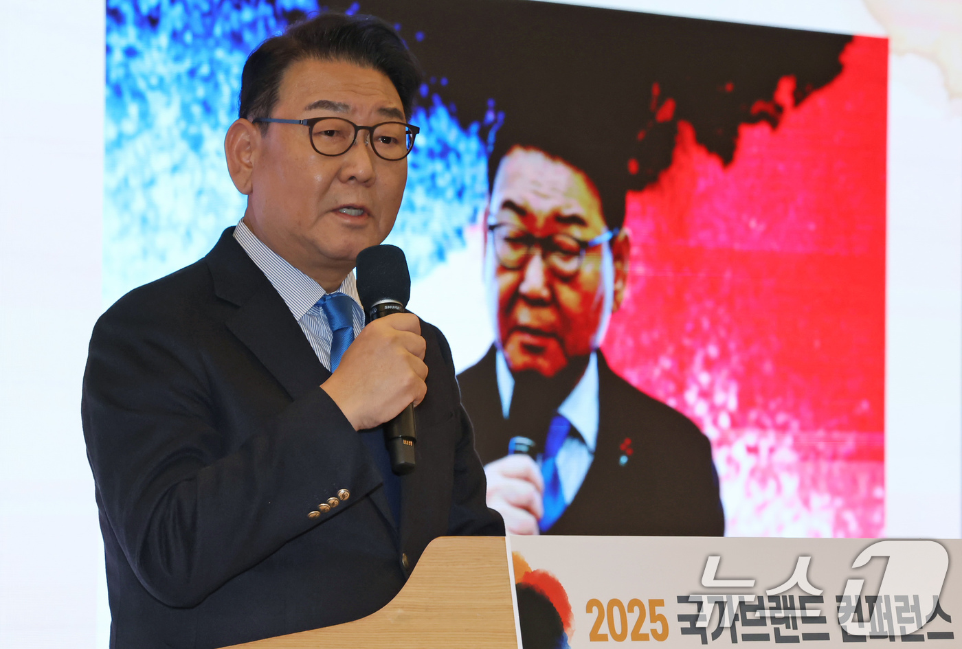 (서울=뉴스1) 장수영 기자 = 김교흥 국회 문화체육관광위원회 위원장이 30일 오후 서울 여의도 국회도서관 대강당에서 열린 '2025 제10회 국가브랜드 컨퍼런스'에서 인사말 하고 …