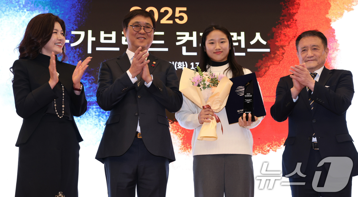 (서울=뉴스1) 장수영 기자 = 30일 오후 서울 여의도 국회도서관 대강당에서 열린 '2025 제10회 국가브랜드 컨퍼런스'에서 배드민턴 국가대표 안세영이 최휘영 문화체육관광부 장 …