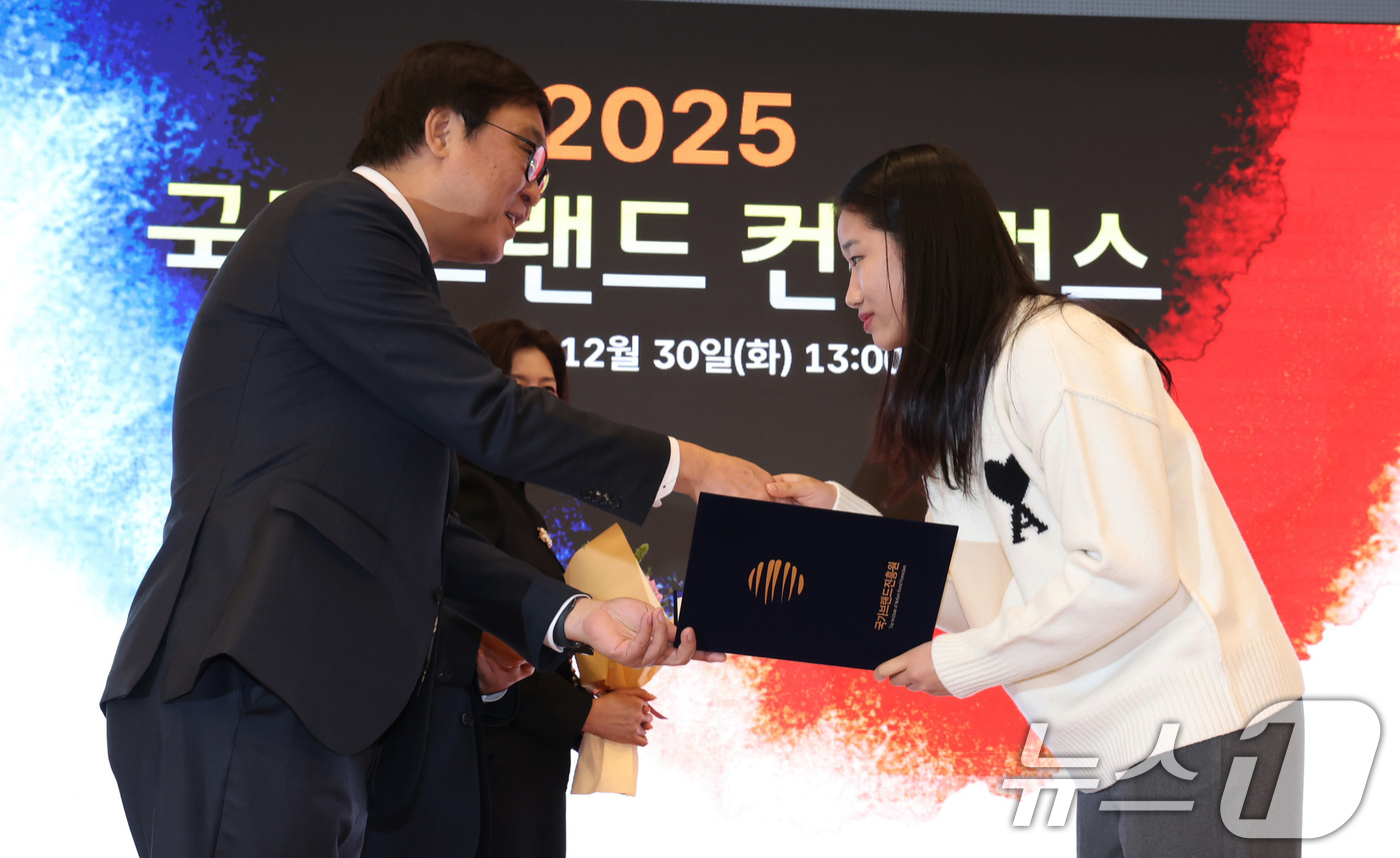 (서울=뉴스1) 장수영 기자 = 30일 오후 서울 여의도 국회도서관 대강당에서 열린 '2025 제10회 국가브랜드 컨퍼런스'에서 배드민턴 국가대표 안세영이 최휘영 문화체육관광부 장 …