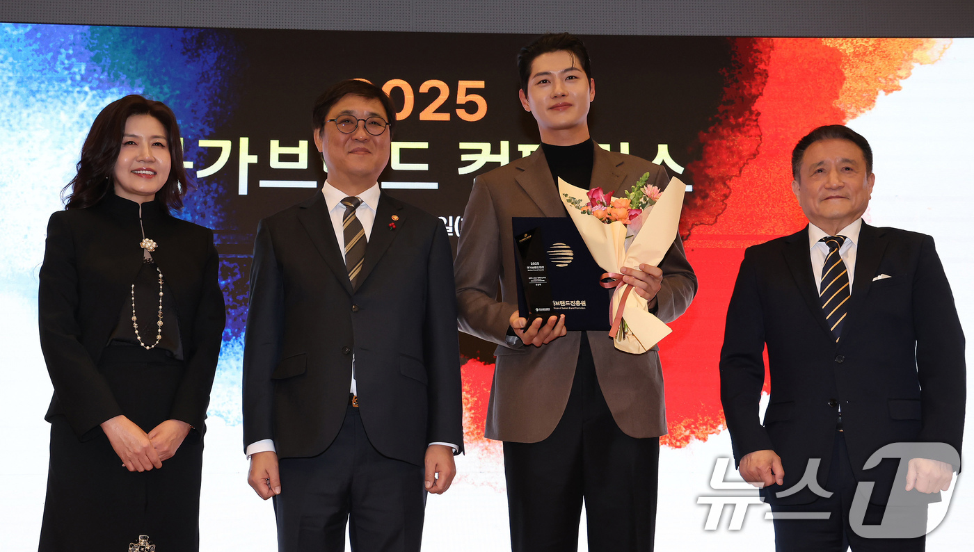 (서울=뉴스1) 장수영 기자 = 30일 오후 서울 여의도 국회도서관 대강당에서 열린 '2025 제10회 국가브랜드 컨퍼런스'에서 펜싱 국가대표 오상욱이 최휘영 문화체육관광부 장관으 …