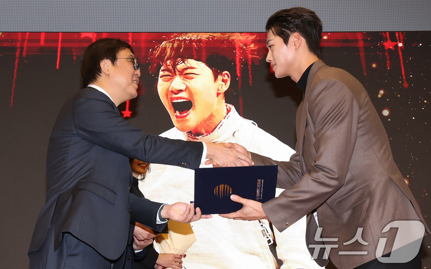 (서울=뉴스1) 장수영 기자 = 30일 오후 서울 여의도 국회도서관 대강당에서 열린 '2025 제10회 국가브랜드 컨퍼런스'에서 펜싱 국가대표 오상욱이 최휘영 문화체육관광부 장관으 …