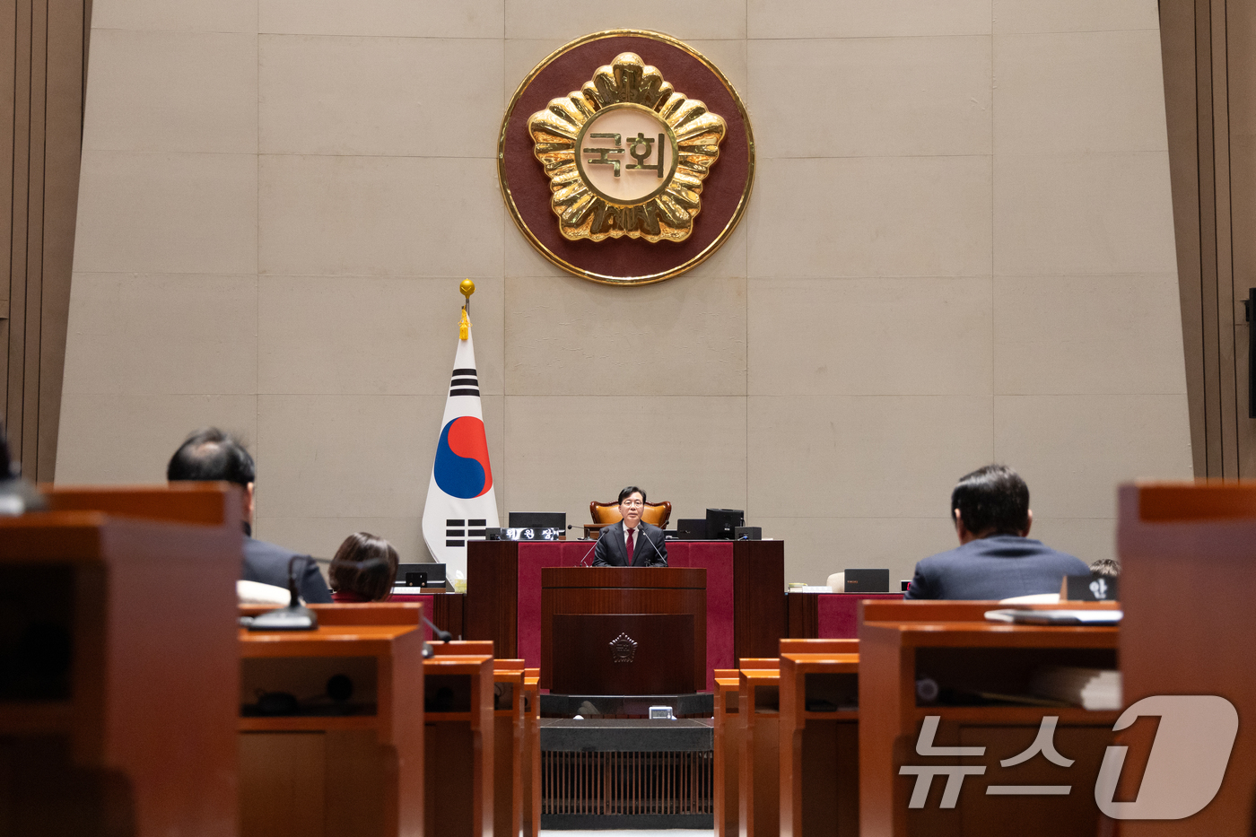 (서울=뉴스1) 이승배 기자 = 송언석 국민의힘 원내대표가 30일 서울 여의도 국회에서 열린 의원총회에서 모두발언하고 있다. 2025.12.30/뉴스1