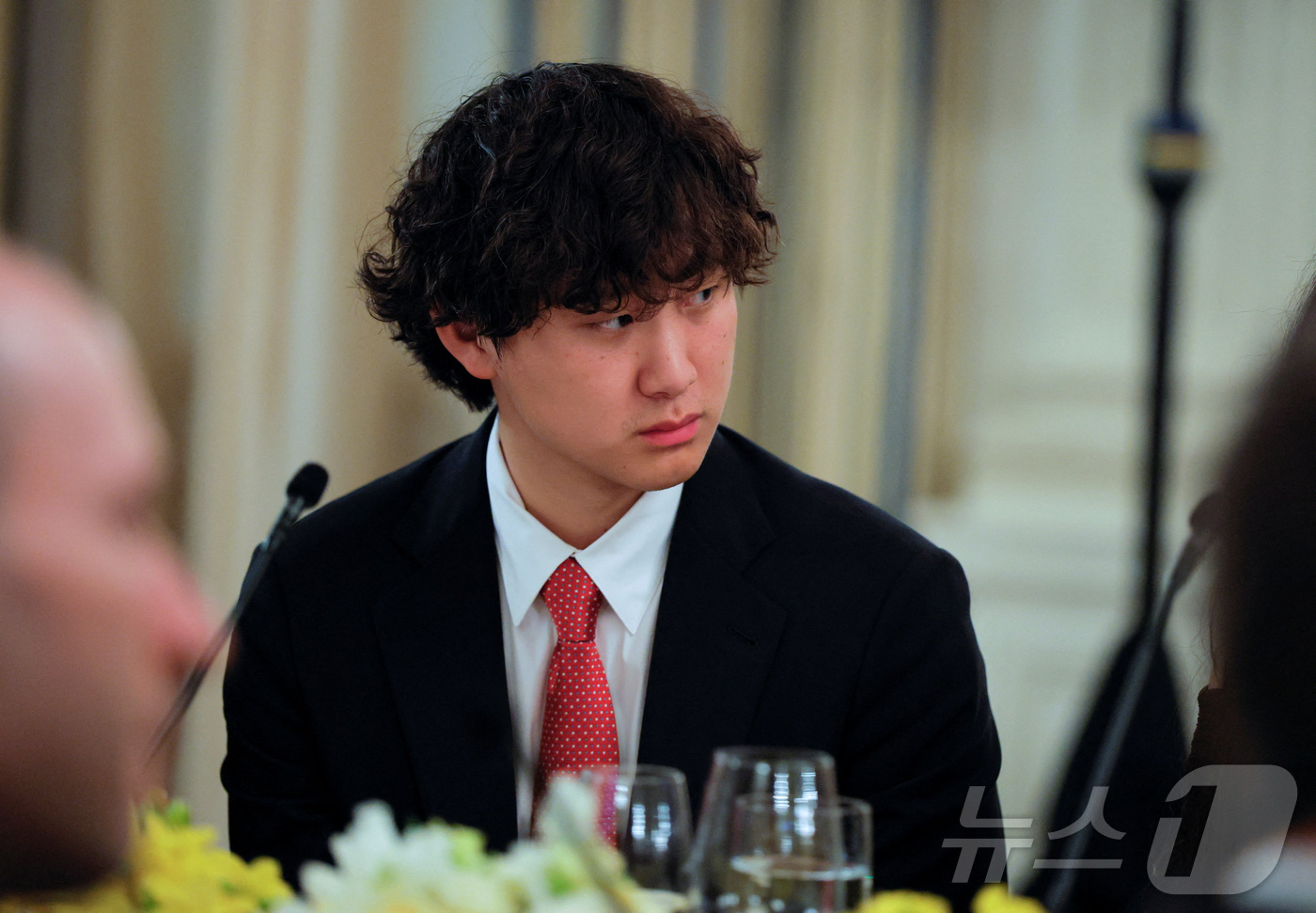 (워싱턴 로이터=뉴스1) 강민경 기자 = 스케일AI 공동창업자 알렉산드르 왕이 지난 9월 4일 백악관에서 열린 만찬에 참석해 도널드 트럼프 미국 대통령의 연설을 듣고 있다. 202 …