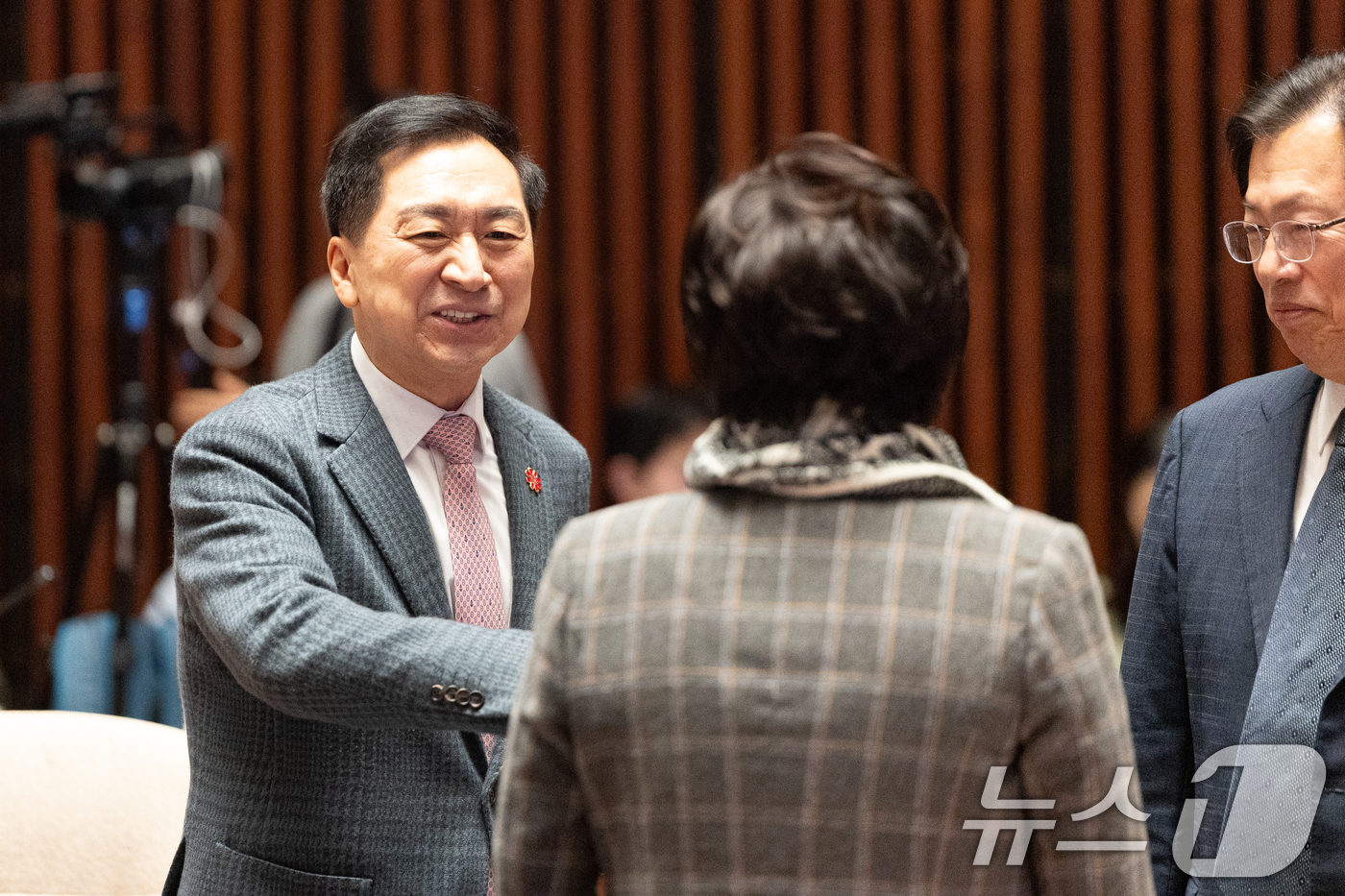 (서울=뉴스1) 이승배 기자 = 김기현 국민의힘 의원이 30일 서울 여의도 국회에서 열린 의원총회에서 의원들과 인사하고 있다. 2025.12.30/뉴스1