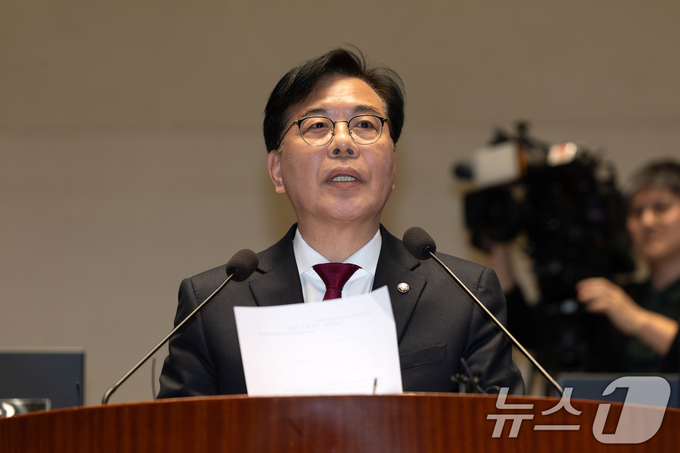 (서울=뉴스1) 이승배 기자 = 송언석 국민의힘 원내대표가 30일 서울 여의도 국회에서 열린 의원총회에서 모두발언하고 있다. 2025.12.30/뉴스1