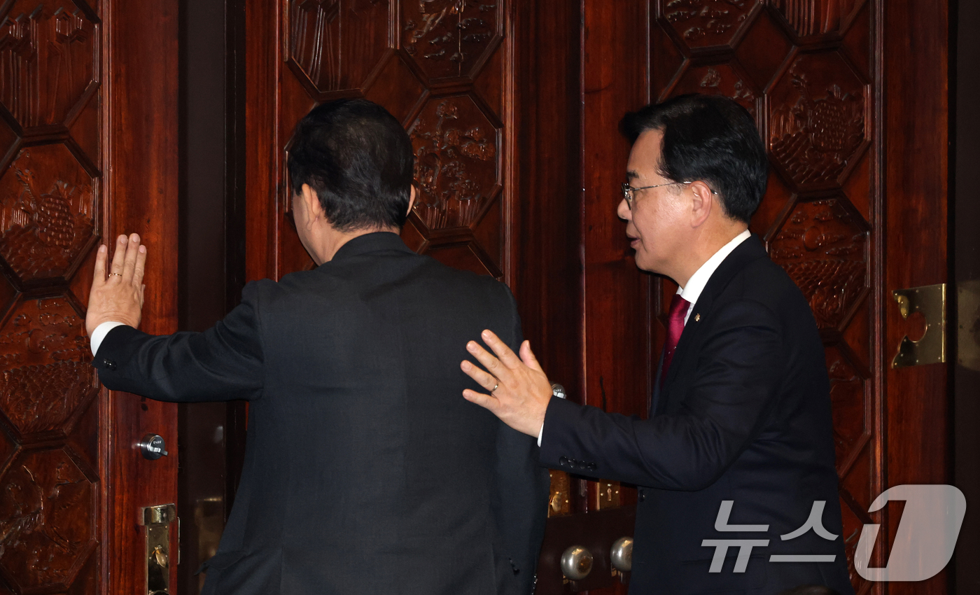 (서울=뉴스1) 이승배 기자 = 30일 서울 여의도 국회에서 열린 제430회국회(임시회) 3차 본회의에서 송언석 국민의힘 원내대표가 김병기 전 더불어민주당 원내대표의 어깨를 두드리 …