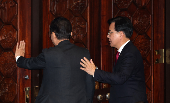 김병기 의원 어깨 두드리는 송언석 국민의힘 원내대표