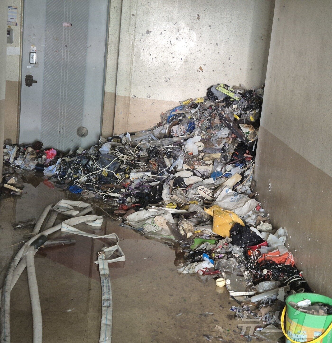 본문 이미지 - 30일 울산 남구의 한 아파트 복도에 불에 탄 쓰레기가 가득 쌓여 있다. 지난 28일 오후 6시 56분께 이 아파트에서 불이 나 저장 강박 증세를 보인 70대 주민이 숨졌다. ⓒ News1 박정현 기자