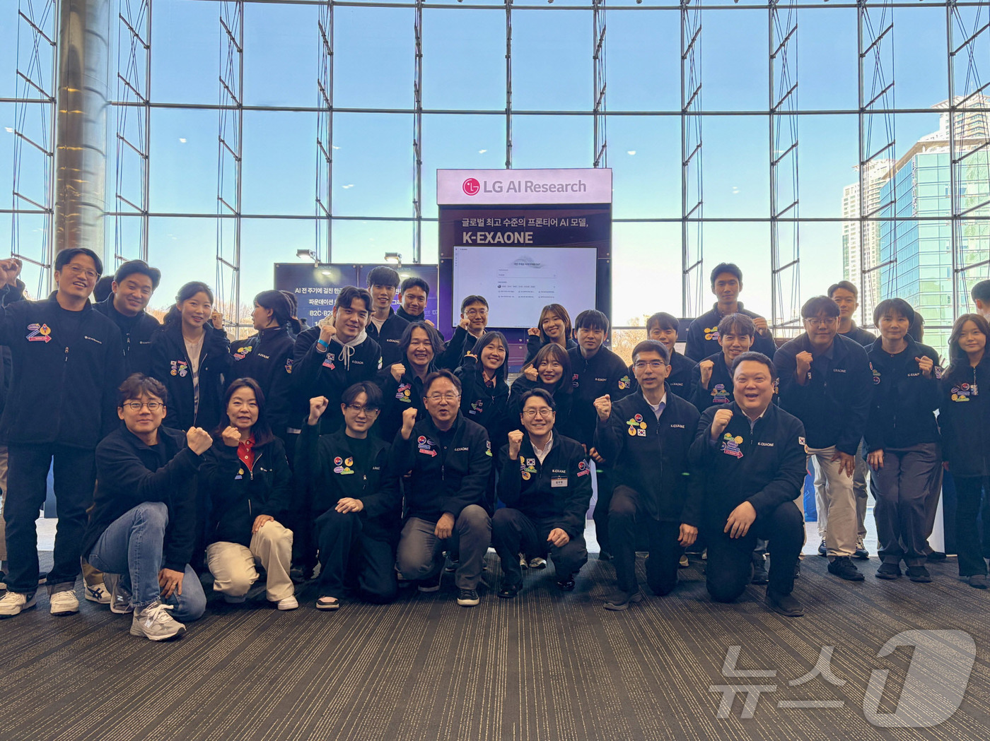(서울=뉴스1) = LG AI연구원은 30일 서울 강남 코엑스에서 과학기술정보통신부 주관으로 열린 ‘독자 AI 파운데이션 모델 1차 발표회’에서 ‘K-엑사원(EXAONE)’의 성능 …