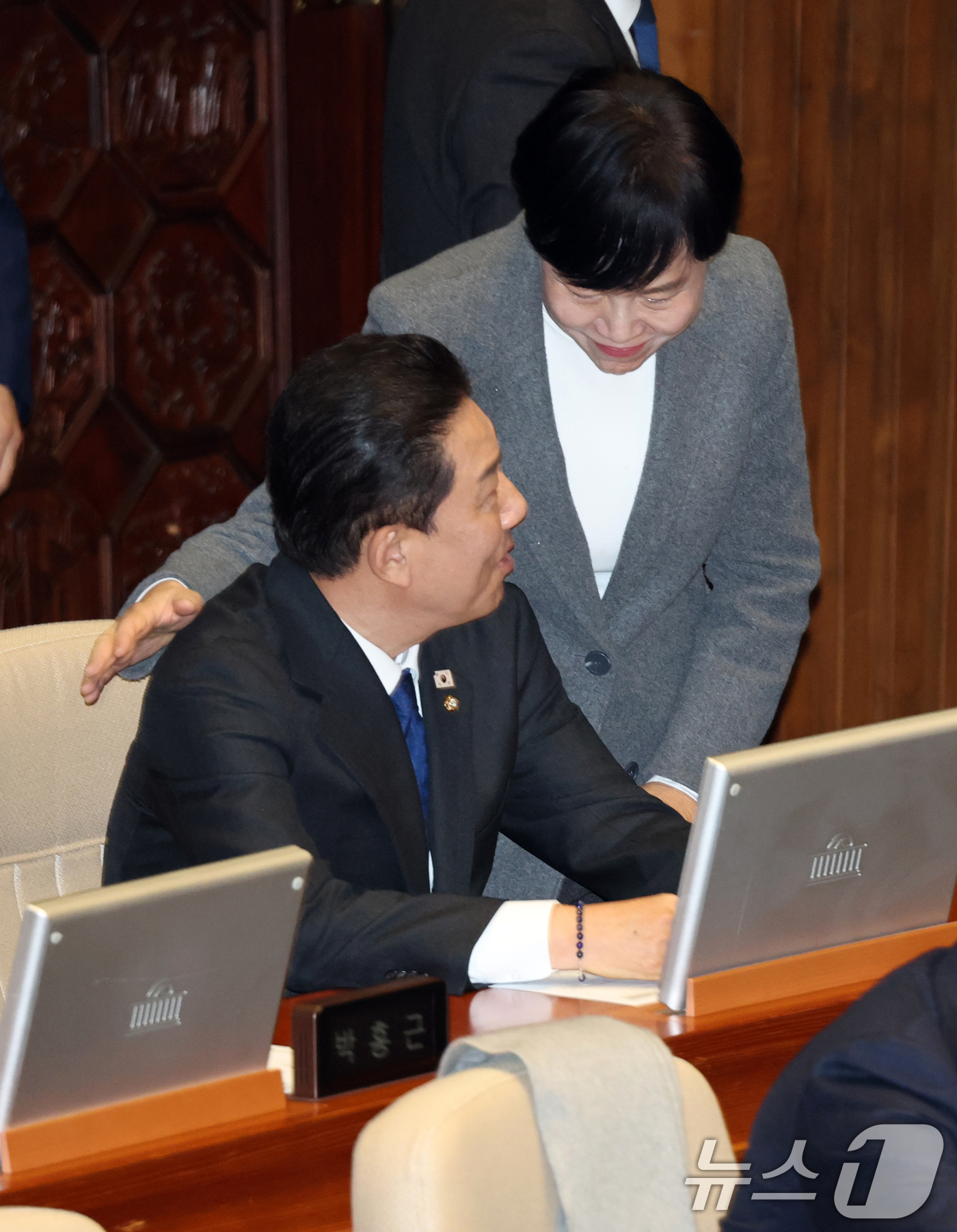 (서울=뉴스1) 이승배 기자 = 더불어민주당 원내대표 직에서 사퇴한 김병기 의원이 30일 서울 여의도 국회에서 열린 제430회국회(임시회) 3차 본회의에서 전현희 의원과 대화하고 …