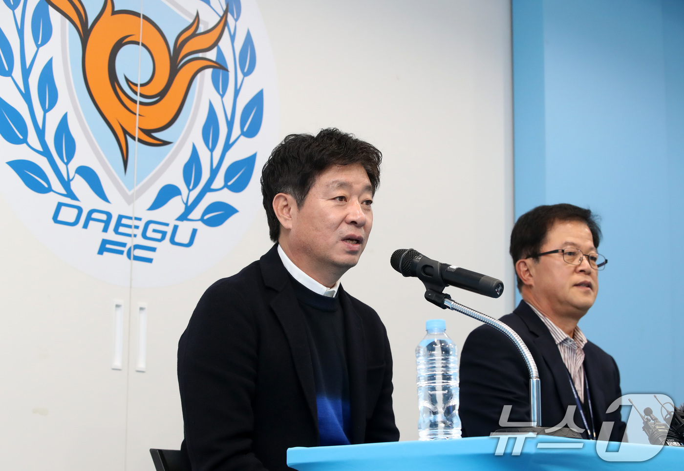 (대구=뉴스1) 공정식 기자 = 김병수 대구FC 감독(왼쪽)이 30일 오후 대구iM뱅크파크 인터뷰룸에서 열린 기자회견에서 2026시즌 구상과 팀 안정화 방안 등에 대한 계획을 밝히 …