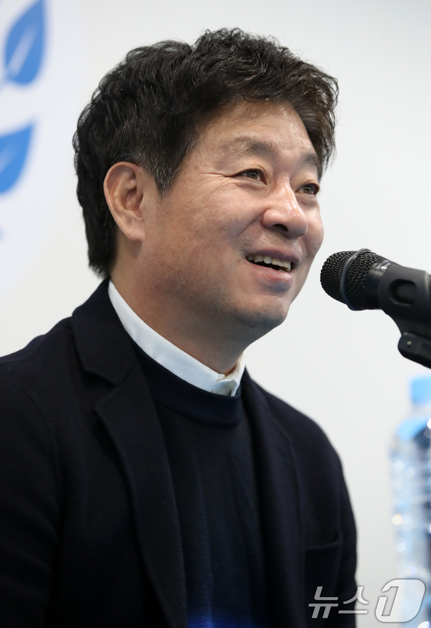 (대구=뉴스1) 공정식 기자 = 김병수 대구FC 감독(왼쪽)이 30일 오후 대구iM뱅크파크 인터뷰룸에서 열린 기자회견에서 취재진 질문에 답하고 있다. 2025.12.30/뉴스1