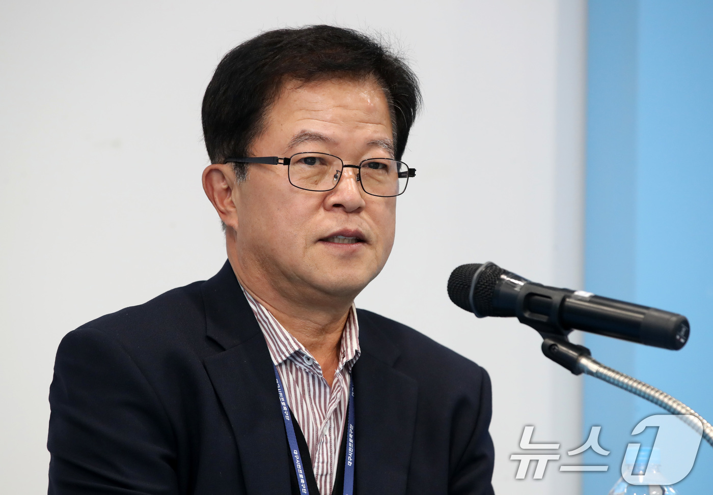 (대구=뉴스1) 공정식 기자 = 장영복 대구FC 신임 단장이 30일 오후 대구iM뱅크파크 인터뷰룸에서 열린 기자회견에서 취재진 질문에 답하고 있다. 2025.12.30/뉴스1