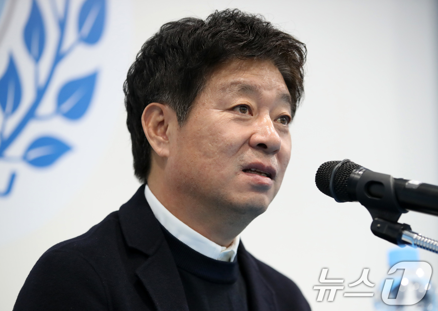 (대구=뉴스1) 공정식 기자 = 김병수 대구FC 감독(왼쪽)이 30일 오후 대구iM뱅크파크 인터뷰룸에서 열린 기자회견에서 취재진 질문에 답하고 있다. 2025.12.30/뉴스1