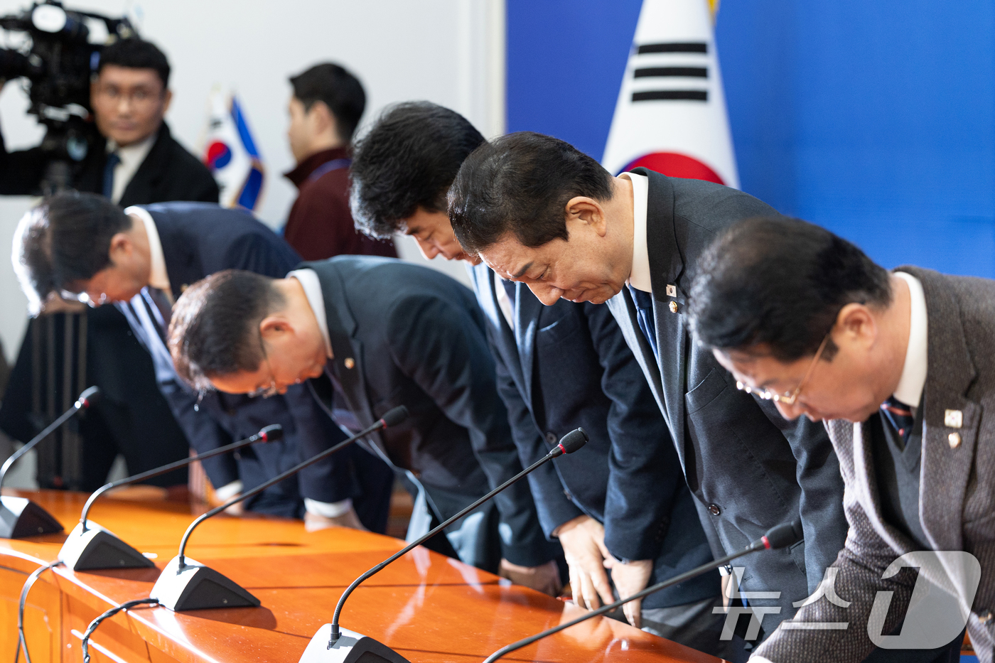 (서울=뉴스1) 이승배 기자 = 김병기 더불어민주당 원내대표가 30일 서울 여의도 국회에서 열린 원내대책회의에서 본인과 가족을 둘러싼 각종 특혜·갑질 의혹에 대해 입장을 밝히기 전 …