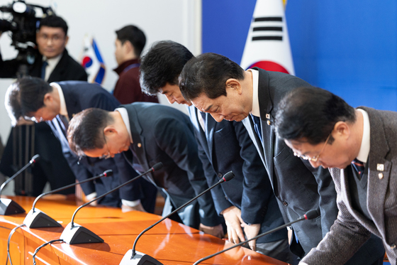 인사하는 민주당 원내지도부