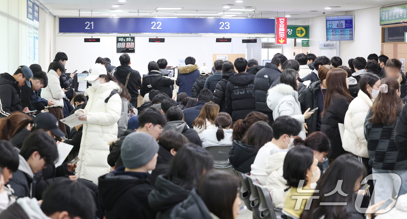 (용인=뉴스1) 김영운 기자 = 30일 경기 용인시 기흥구 용인운전면허시험장 민원실이 수능이 끝나고 신규 면허취득에 나선 학생들과 연말을 앞두고 면허 갱신을 위해 몰린 민원인들로 …