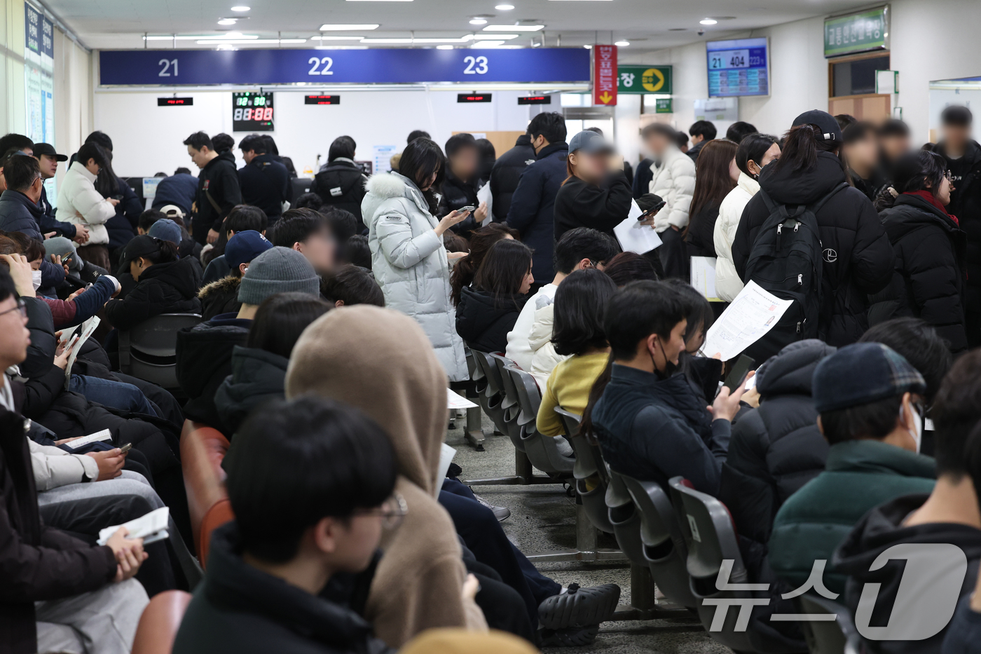 (용인=뉴스1) 김영운 기자 = 30일 경기 용인시 기흥구 용인운전면허시험장 민원실이 수능이 끝나고 신규 면허취득에 나선 학생들과 연말을 앞두고 면허 갱신을 위해 몰린 민원인들로 …