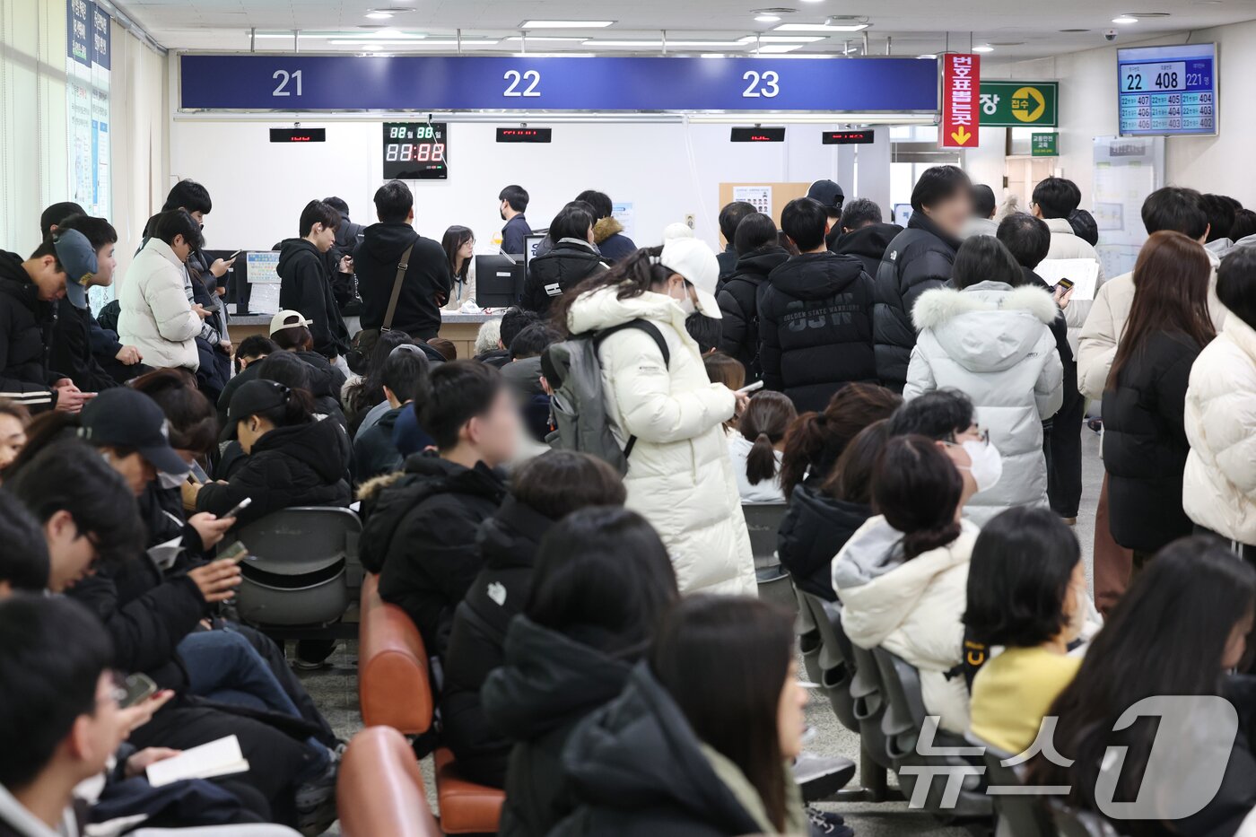 본문 이미지 - 30일 경기 용인시 기흥구 용인운전면허시험장 민원실이 수능이 끝나고 신규 면허취득에 나선 학생들과 연말을 앞두고 면허 갱신을 위해 몰린 민원인들로 붐비고 있다. 2025.12.30/뉴스1 ⓒ News1 김영운 기자