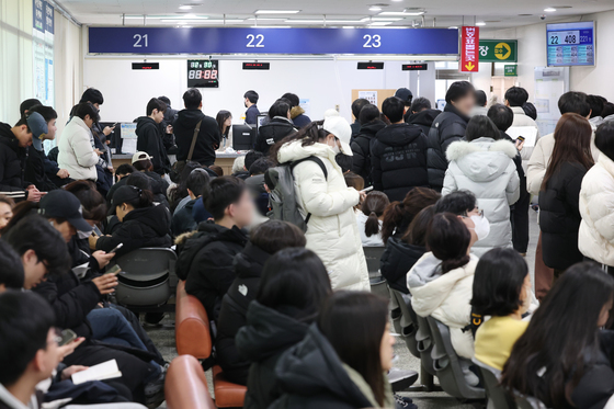 연말에 몰린 민원인들로 북새통 이루는 운전면허시험장