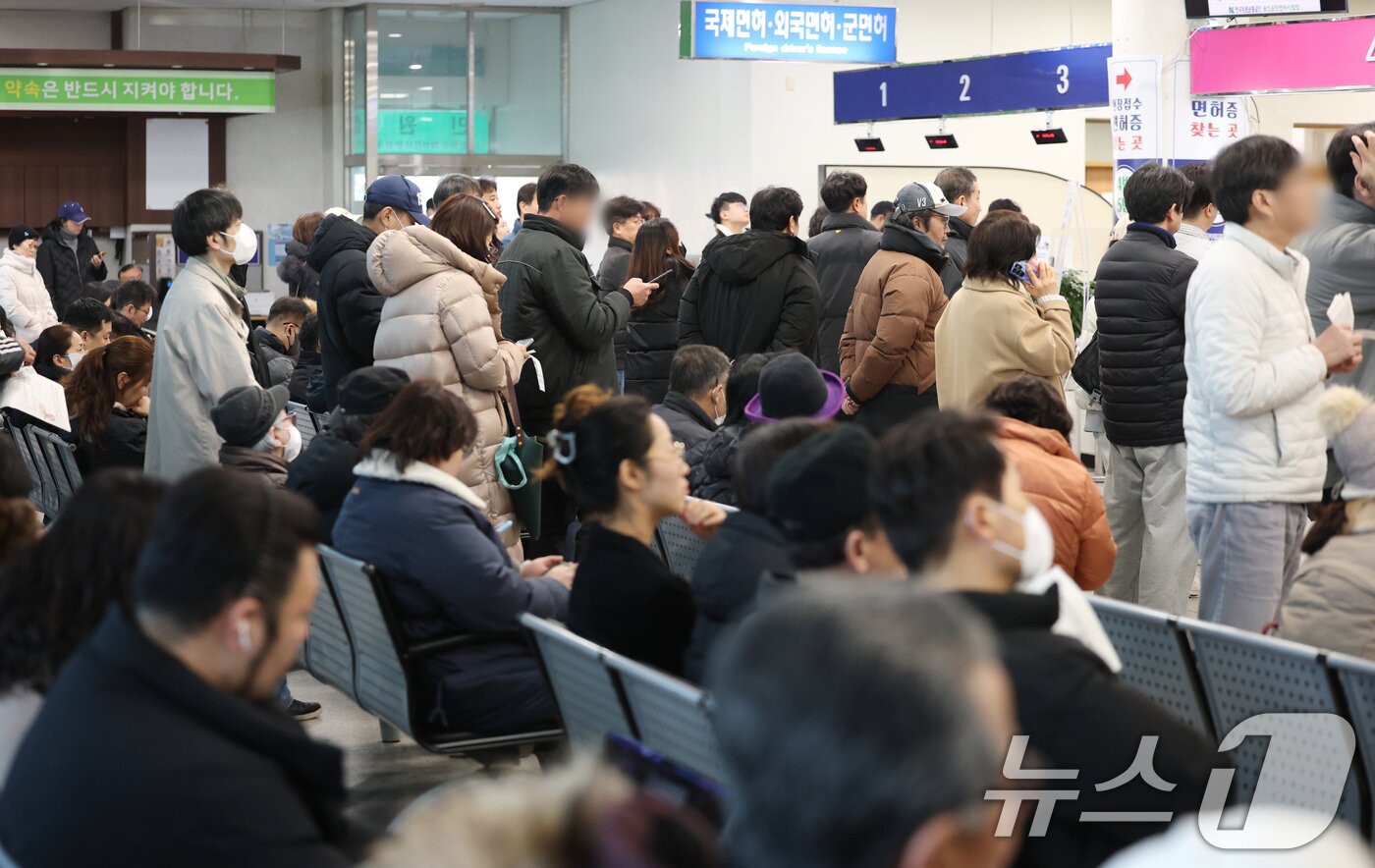 본문 이미지 - 30일 경기 용인시 기흥구 용인운전면허시험장 민원실이 수능이 끝나고 신규 면허취득에 나선 학생들과 연말을 앞두고 면허 갱신을 위해 몰린 민원인들로 붐비고 있다. 2025.12.30/뉴스1 ⓒ News1 김영운 기자