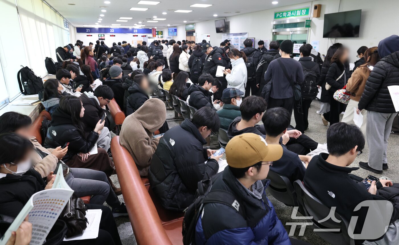 본문 이미지 - 30일 경기 용인시 기흥구 용인운전면허시험장 민원실이 수능이 끝나고 신규 면허취득에 나선 학생들과 연말을 앞두고 면허 갱신을 위해 몰린 민원인들로 붐비고 있다. 2025.12.30/뉴스1 ⓒ News1 김영운 기자