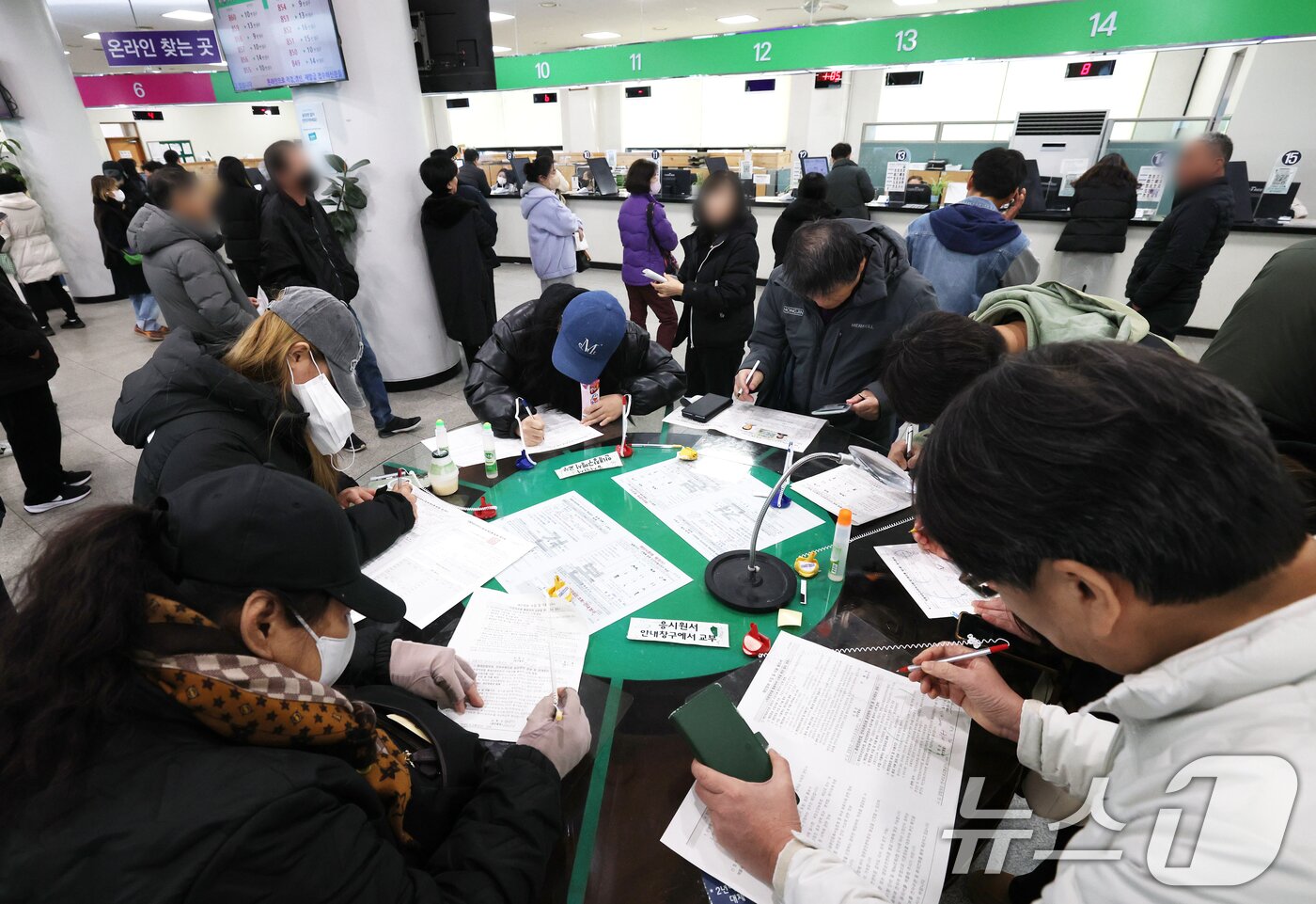 본문 이미지 - 30일 경기 용인시 기흥구 용인운전면허시험장 민원실이 수능이 끝나고 신규 면허취득에 나선 학생들과 연말을 앞두고 면허 갱신을 위해 몰린 민원인들로 붐비고 있다. 2025.12.30/뉴스1 ⓒ News1 김영운 기자