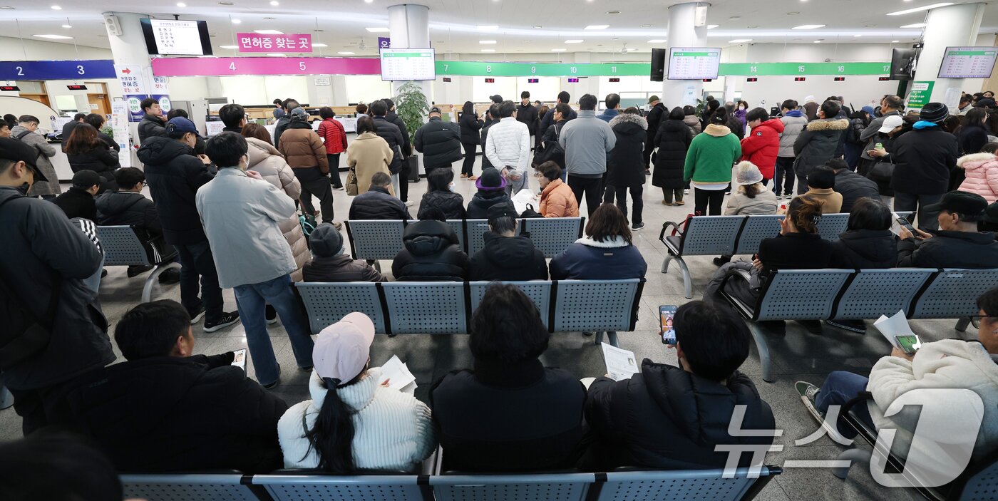 본문 이미지 - 30일 경기 용인시 기흥구 용인운전면허시험장 민원실이 수능이 끝나고 신규 면허취득에 나선 학생들과 연말을 앞두고 면허 갱신을 위해 몰린 민원인들로 붐비고 있다. 2025.12.30/뉴스1 ⓒ News1 김영운 기자