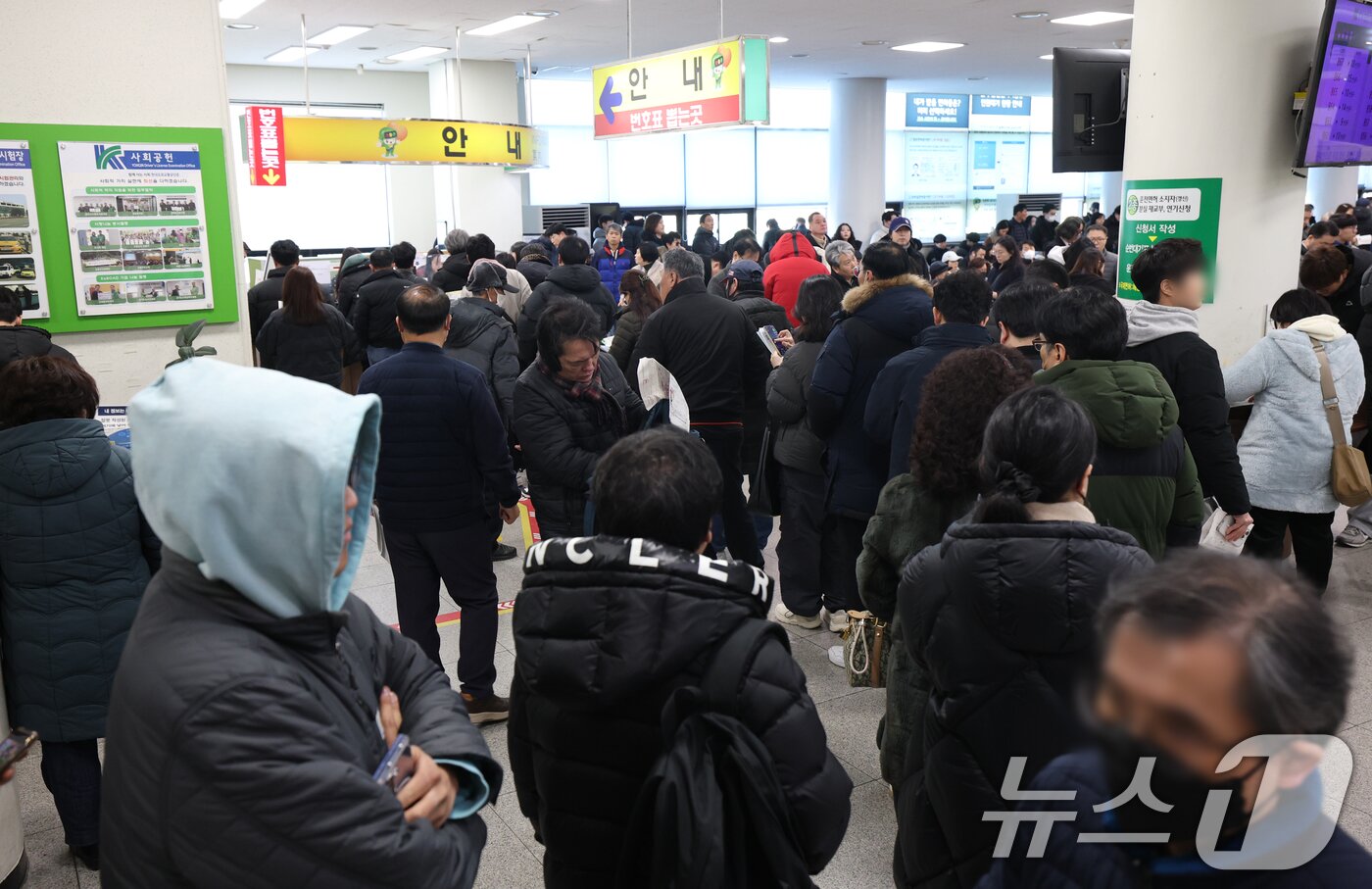 본문 이미지 - 30일 경기 용인시 기흥구 용인운전면허시험장 민원실이 수능이 끝나고 신규 면허취득에 나선 학생들과 연말을 앞두고 면허 갱신을 위해 몰린 민원인들로 붐비고 있다. 2025.12.30/뉴스1 ⓒ News1 김영운 기자